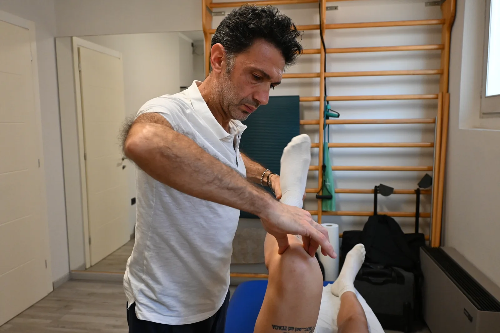 Lavoro posturale guidato su lettino Carpi
